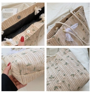 Détails de la dentelle, de la poignée en corde et de la broderie florale sur le sac en paille