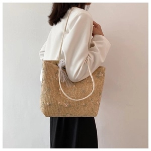 Sac fourre-tout d'été en paille avec broderies florales roses et détails de nœuds en dentelle