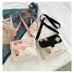 Détail de sacs bandoulière en toile style coréen avec patchs mignons et bandoulières réglables