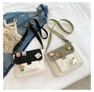 Détail de sacs bandoulière en toile avec sangles réglables et décoration de badges mignons
