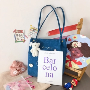 Détail du cabas en velours côtelé bleu marine avec broderie Bear Boar et breloque ourson