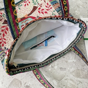 Sac fourre-tout ethnique en toile avec motifs floraux et poche intérieure zippée