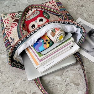 Sac fourre-tout en toile ethnique avec motif hibou rouge et bretelles colorées