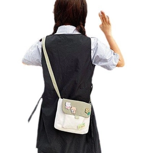Sac bandoulière en toile style japonais avec motif ours et rabat vert pour femmes