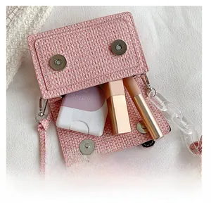 Vue intérieure d'un mini sac en tweed rose avec chaîne acrylique et fermoirs magnétiques
