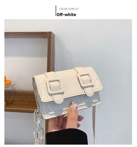 Détail du mini sac bandoulière blanc cassé avec texture tissée et chaîne acrylique