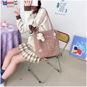 Sac à bandoulière en velours côtelé rose avec broderie d'ours et charm en peluche doux