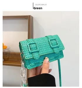 Détail du mini sac carré vert tissé avec chaîne en acrylique et fermeture à boucle