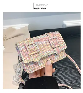 Détail du sac à bandoulière tissé multicolore avec anse en chaîne acrylique et deux boucles
