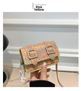 Vue détaillée du mini sac en tweed rose et jaune avec chaîne en acrylique