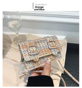 Détail du mini sac en tweed orange et bleu avec chaîne acrylique et brides à boucles