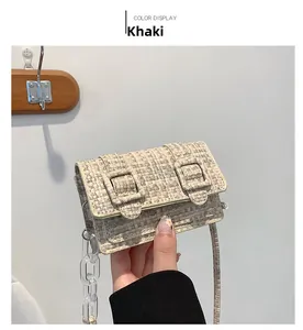 Détail du mini sac bandoulière kaki avec texture tissée et chaîne en acrylique
