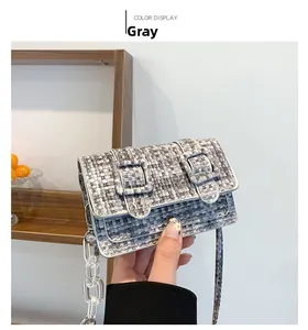 Détail du mini sac bandoulière en tweed gris avec chaîne acrylique et double boucle