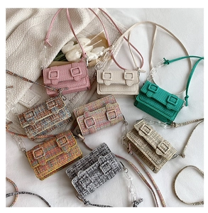 Mini sacs à bandoulière en tweed coloré avec chaînes en acrylique et rabat de fermeture