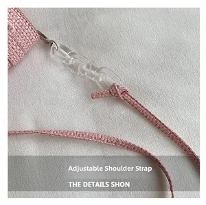 Détail de la bandoulière rose tissée avec chaîne acrylique et boucle réglable