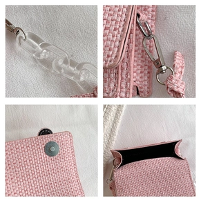 Détails du mini sac en tweed rose avec chaîne acrylique, crochets argentés et fermoir aimanté