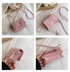 Vues détaillées du mini sac tissé rose avec chaîne acrylique et bandoulière