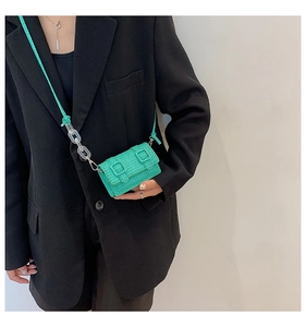 Détail du mini sac bandoulière vert vif avec texture tissée et bandoulière en acrylique