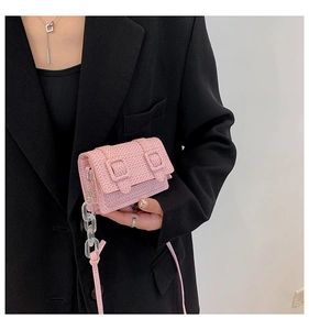 Détail du mini sac bandoulière en tweed rose avec chaîne acrylique et tissu texturé