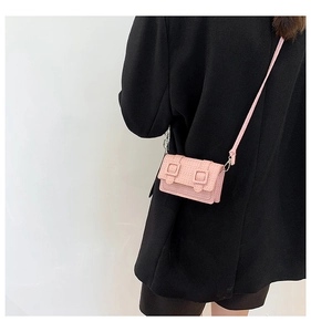 Vue détaillée du mini sac bandoulière rose à texture tissée et boucles carrées