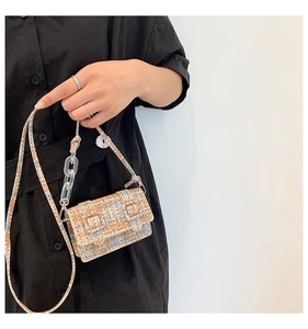 Détail du mini sac bandoulière en tweed coloré avec chaîne acrylique et texture tissée