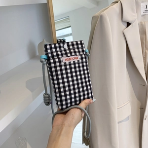 Mini sac à bandoulière pour téléphone à carreaux noirs et blancs avec sangle en corde tissée