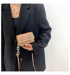 Détail du mini sac carré en tweed multicolore avec chaîne acrylique et boucles