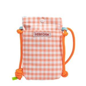 Sac à bandoulière à carreaux orange et blanc avec sangle en corde et étiquette HDBFORM
