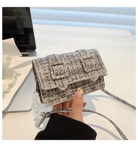 Détail du mini sac carré en tweed avec doubles boucles et chaîne en acrylique chic
