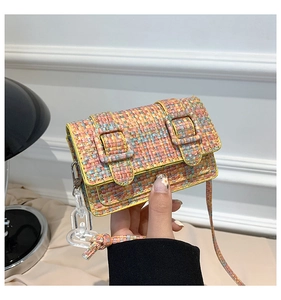 Détail du mini sac bandoulière en tweed coloré avec chaîne acrylique et tissage