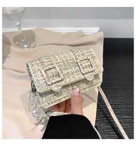 Détail de la texture en tweed tissé avec fils beiges et verts et chaîne en acrylique