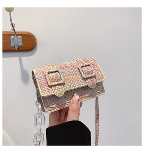 Détail du mini sac bandoulière en tweed avec chaîne acrylique et tissage macaron