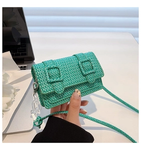 Détail du mini sac bandoulière vert en tweed avec chaîne acrylique et texture