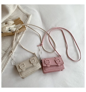 Détail de mini sacs à bandoulière en tweed crème et rose avec chaîne en acrylique