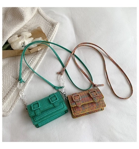 Détails de mini sacs bandoulière avec chaînes en acrylique et accents floraux frais