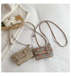 Vue à plat de mini sacs bandoulière en tweed avec chaînes acryliques et tulipes déco