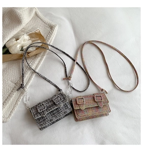 Détail de deux mini sacs bandoulière en tweed avec chaîne acrylique et fermeture à rabat chic