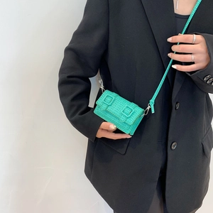 Mini sac à bandoulière tressé vert menthe pour femme aux couleurs estivales chic