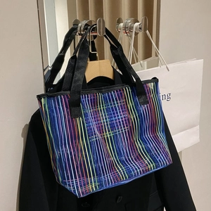 Grand sac cabas en maille semi-transparente avec rayures colorées et anses noires