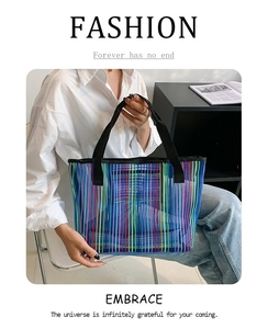 Vue détaillée du grand sac cabas en maille transparente avec rayures arc-en-ciel