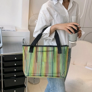 Détail du grand sac cabas à rayures verticales colorées avec des poignées noires