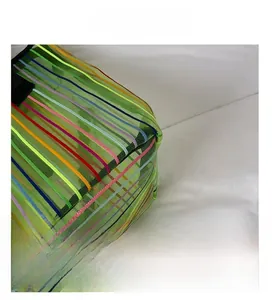 Détail du sac cabas en maille transparente verte avec rayures colorées et bords renforcés