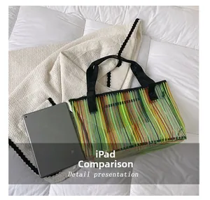 Comparaison détaillée de la taille du grand sac cabas à rayures avec une tablette iPad