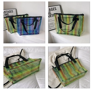 Vues détaillées de sacs fourre-tout translucides à rayures avec poignées en tissu noir en vert