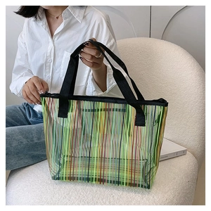 Vue détaillée du grand sac cabas en maille transparente avec rayures colorées et anses noires
