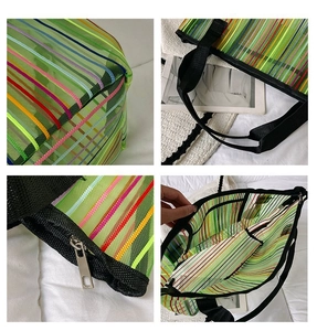 Détail du grand sac cabas en maille verte à rayures arc-en-ciel et fermeture éclair