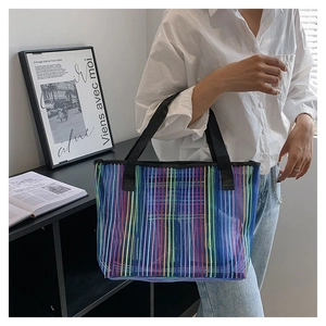 Détail du sac cabas en mesh bleu transparent avec des rayures verticales colorées