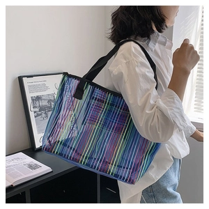 Vue détaillée du grand sac cabas en maille à rayures avec sangles en nylon noir