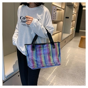 Détail du grand sac cabas transparent à rayures colorées et anses en sangle noire