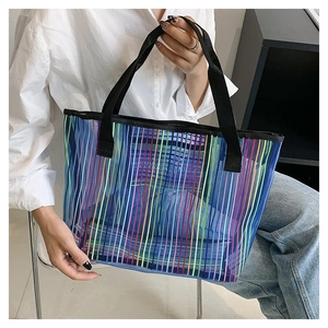 Gros plan sur le sac fourre-tout en maille bleue semi-transparente avec rayures colorées